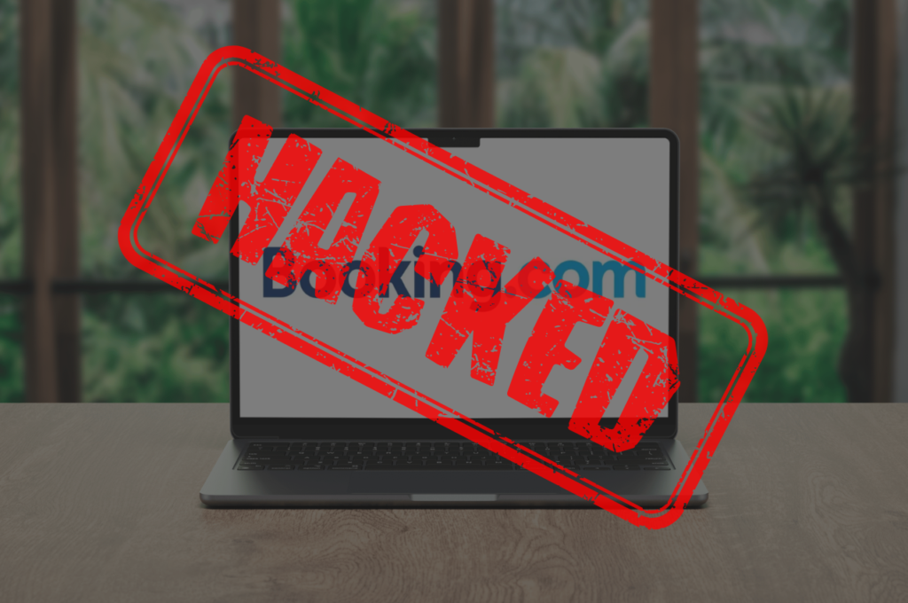 Εικόνα που απεικονίζει κυβερνοεπίθεση στη Booking.com, με laptop και ένδειξη “HACKED”, συμβολίζοντας παραβίαση δεδομένων και επιθέσεις phishing σε χρήστες και ξενοδοχεία.
